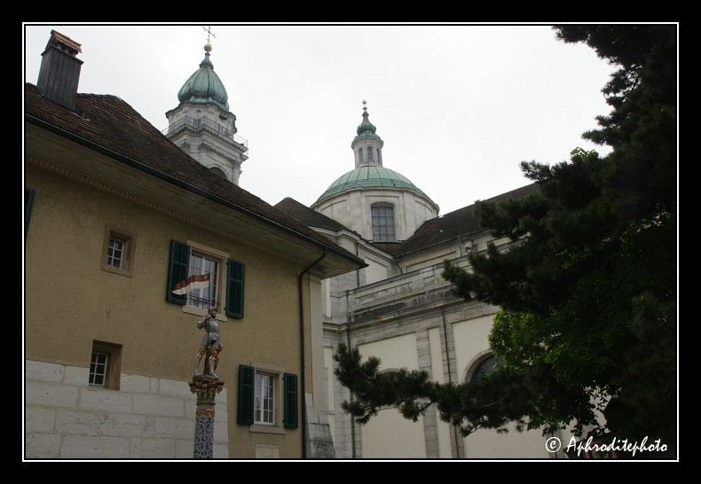 19 Zeughausplatz et la cathédrale St Urs